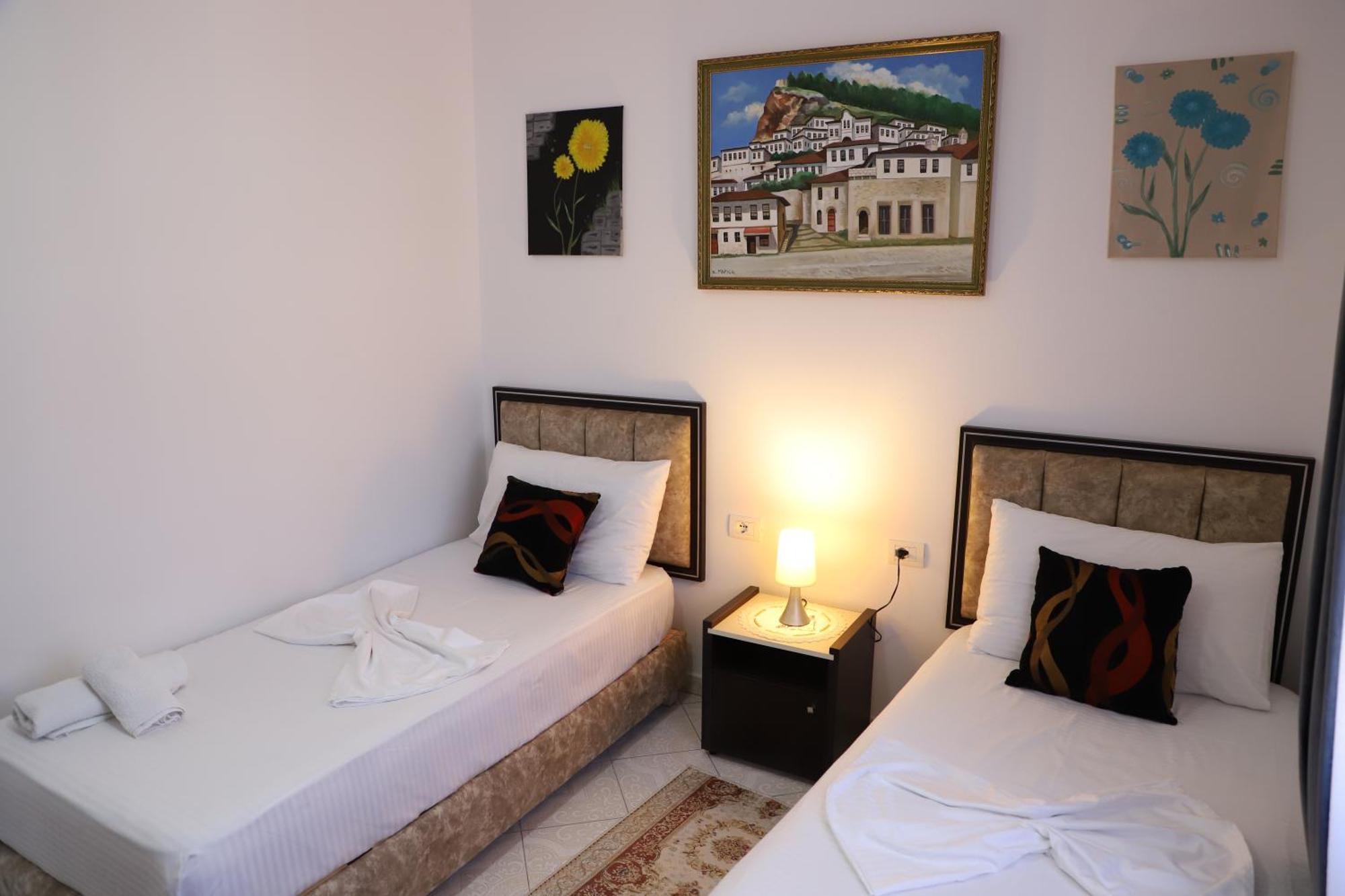 Guest House Marjo Berat Exterior foto